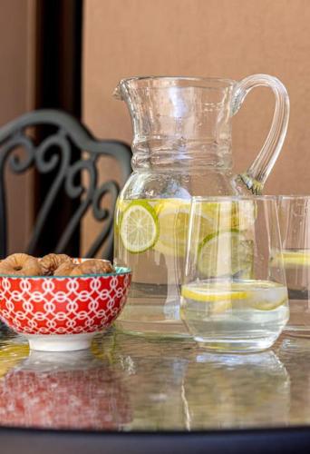 a glass pitcher and a bowl of lemonade on a table at Rizes House in Zarós