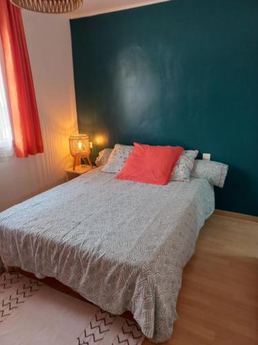 une chambre avec un grand lit avec un mur végétal dans l'établissement CANET Plage appartement vue latérale mer, 1 chambre , WIFI, climatisation, parking sécurisé couvert, à Canet