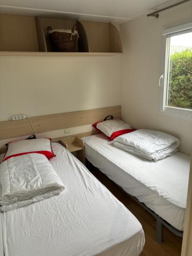 Ένα ή περισσότερα κρεβάτια σε δωμάτιο στο Mobilhome cosy 520