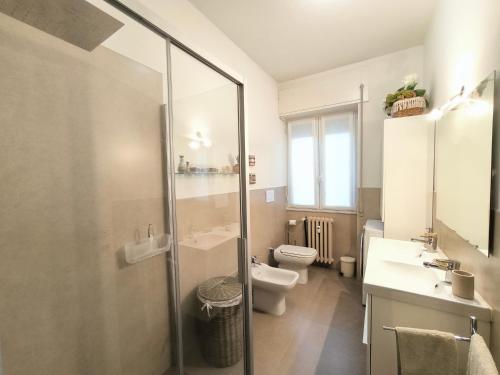 巴韦诺Casa Dina的带淋浴、马桶和水槽的浴室