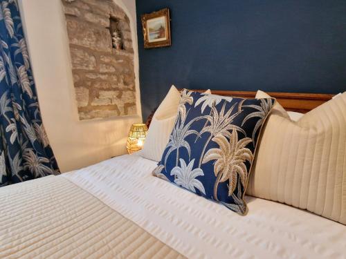 um quarto com uma cama com uma almofada em THE OLD WASH KITCHEN - Charming Character Cottage in Holmfirth, Yorkshire em Holmfirth