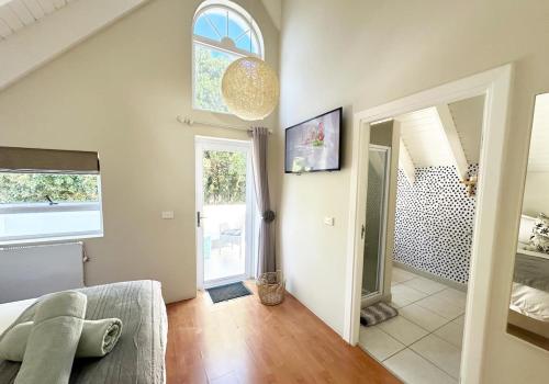TV a/nebo společenská místnost v ubytování Adrift Guesthouse St Francis Bay