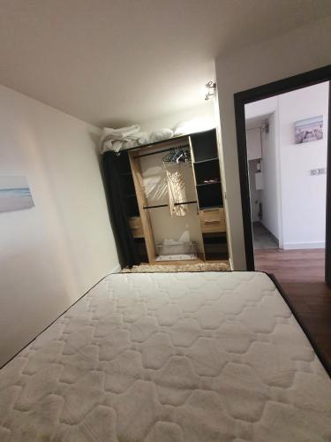 une pièce avec un matelas dans une pièce avec un miroir dans l'établissement Katikias, à Bandol