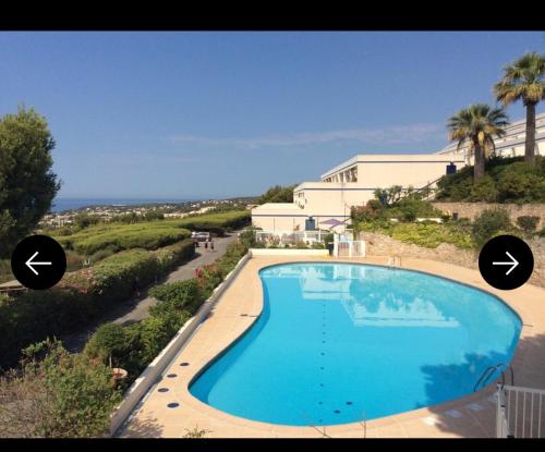 une grande piscine devant une maison dans l'établissement Katikias, à Bandol