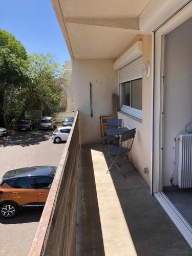 un balcon avec une voiture garée dans un parking dans l'établissement Chambre avec salle d'eau privée dans appartement partagé 200 m du tram, à Montpellier