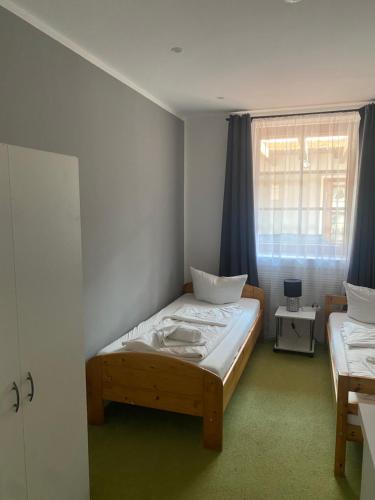 萨尔斯塔特Apartment mit eine große Terasse Nähe Hannover-Messe的一间有床和窗户的小房间