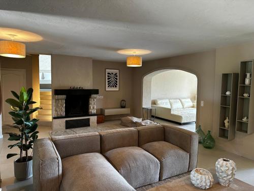 un salon avec un canapé et un lit dans l'établissement Mas Saint Antoine - Appartement, à Grasse