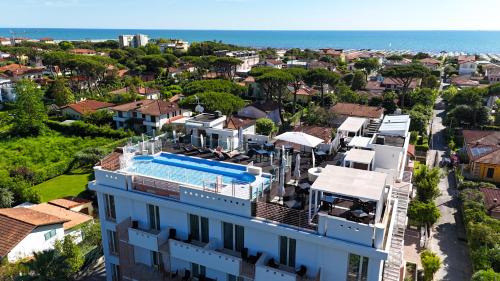 an aerial view of a building with a swimming pool at Zen Hotel Versilia in Marina di Pietrasanta