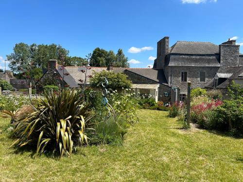 a garden in front of a house at les forges du lou in Jugon Les Lacs