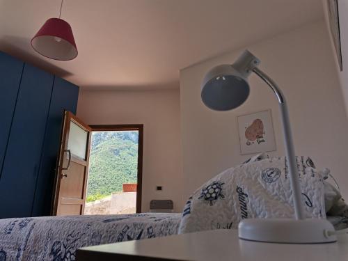 sypialnia z łóżkiem i lampką na stole w obiekcie Bouganville Home w mieście Vietri sul Mare