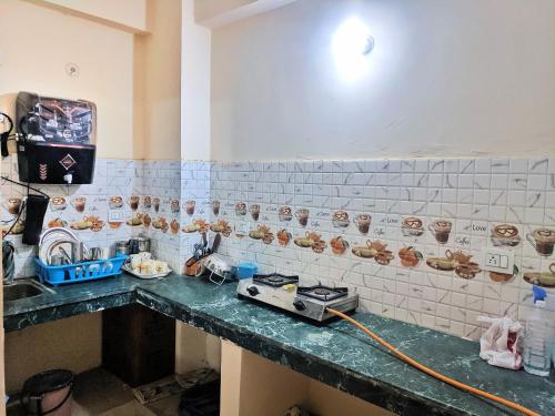 Una cocina o cocineta en Vrindavan Divine Nest Near Iskcon and Prem Mandir
