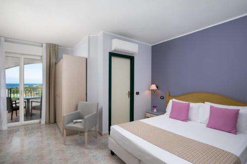 Säng eller sängar i ett rum på Hotel Rosa dei Venti