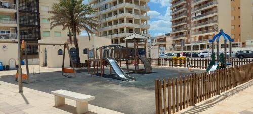 einen Spielplatz mit Rutsche in einer Stadt in der Unterkunft Apartamento de Toni Playa Bellresguard in Bellreguart