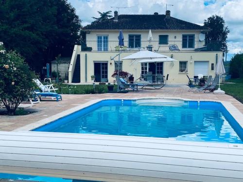 une grande piscine devant une maison dans l'établissement Villa mon Rêve, à Allez-et-Cazeneuve