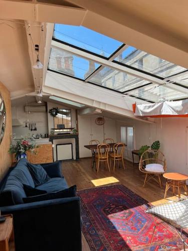 un salon avec un canapé et une salle à manger dans l'établissement Lovely cosy flat, à Bordeaux