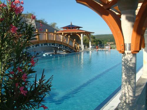 Swimmingpoolen hos eller tæt på Hotel Cascade Resort & Spa