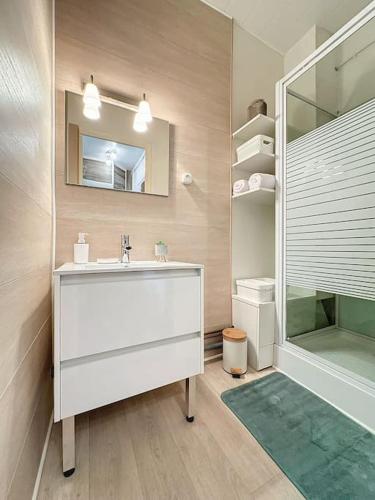 une salle de bain avec un lavabo et un miroir dans l'établissement Studio Chantilly Gare, à Chantilly