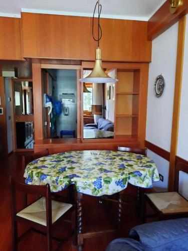 a dining room with a table and a bedroom at Casa StePa in Pescasseroli