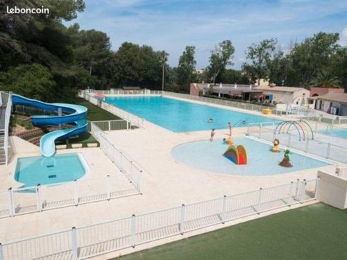 une grande piscine avec toboggan et un parc aquatique dans l'établissement Appartement cosy en résidence privée, bord de mer, à Six-Fours-les-Plages