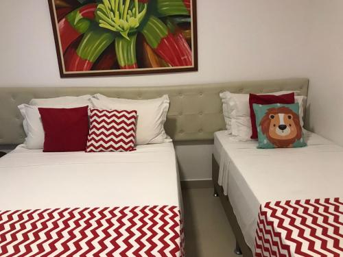 two beds sitting next to each other in a room at Pousada Camarote Itaipu in Niterói
