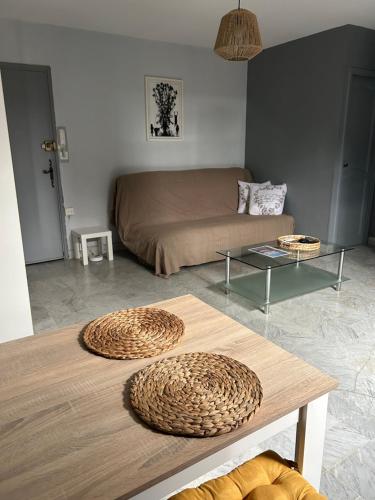 un salon avec un lit et une table dans l'établissement Le studio de Simon au pied de la cité, à Carcassonne