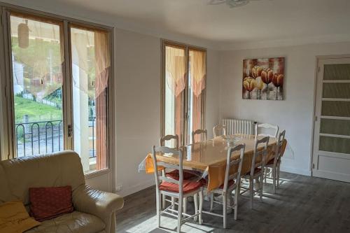 une salle à manger avec une table et des chaises dans l'établissement La Pinède, à Espéraza