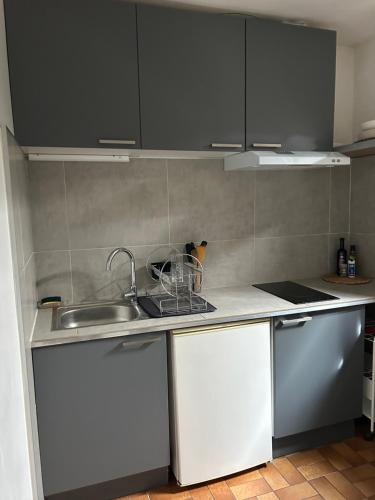 une cuisine avec un évier et un plan de travail dans l'établissement Le studio de Simon au pied de la cité, à Carcassonne