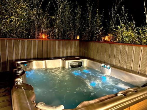 a jacuzzi tub in a backyard at night at Appartement en bord de lac avec jaccuzi in Publier