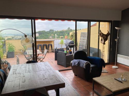 Photo de la galerie de l'établissement T2 Traversant avec une grande terrasse et Piscine, à Cagnes-sur-Mer