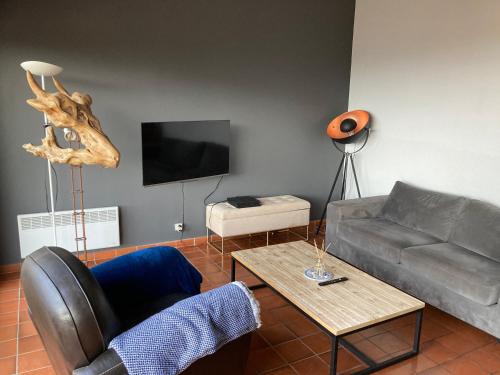 Photo de la galerie de l'établissement T2 Traversant avec une grande terrasse et Piscine, à Cagnes-sur-Mer