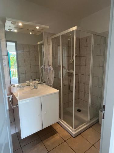 une salle de bain avec douche et lavabo dans l'établissement Les villas Maristella, Villa Melu, à Aregno