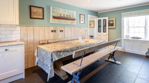 cocina con mesa y banco en Lissadell on The Beach, en Lissadell