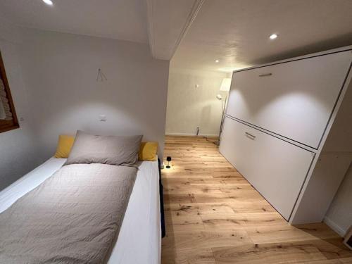 a small bedroom with two beds and a closet at Alte Amtsstube in Filet 200 m von Gondel Riederalp in Breiten