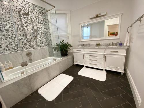 Koupelna v ubytování 4br2ba Remodeled Home In The Heart Of The Castro!