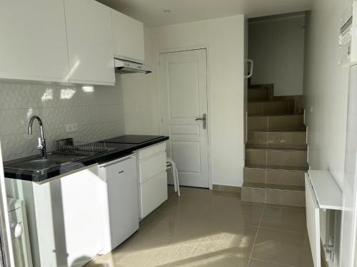 Η κουζίνα ή μικρή κουζίνα στο Maison studio duplex Mont Valérien