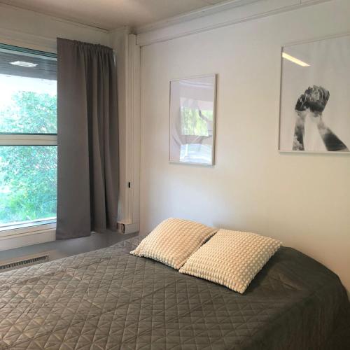 a bedroom with a bed and a window at Pohjoiskeskus 9 in Oulu