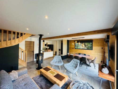 un salon avec un canapé et une table dans l'établissement Chalet moderne tout confort à st lary village, à Saint-Lary-Soulan