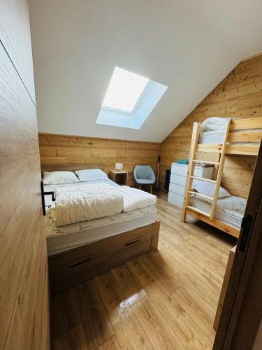 - une chambre avec 2 lits superposés et une lucarne dans l'établissement Chalet moderne tout confort à st lary village, à Saint-Lary-Soulan