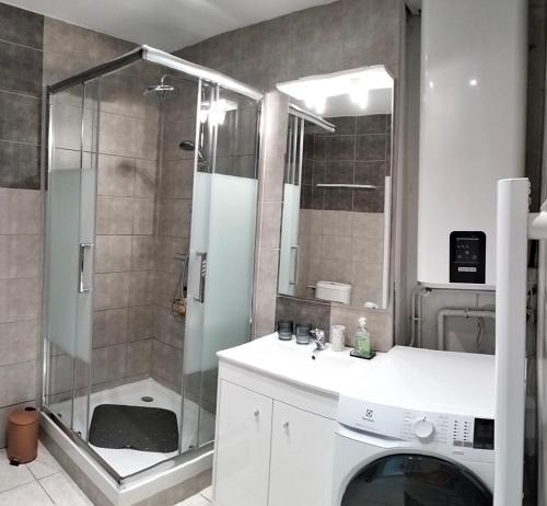 une salle de bain avec douche et machine à laver dans l'établissement La Provence vous Attend - 2ème étage, à Digne-Les-Bains