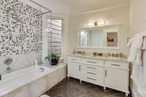 Kamar mandi di 4br2ba Remodeled Home In The Heart Of The Castro!