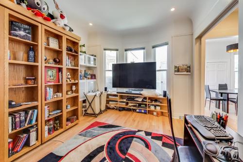 TV a/nebo společenská místnost v ubytování 4br2ba Remodeled Home In The Heart Of The Castro!