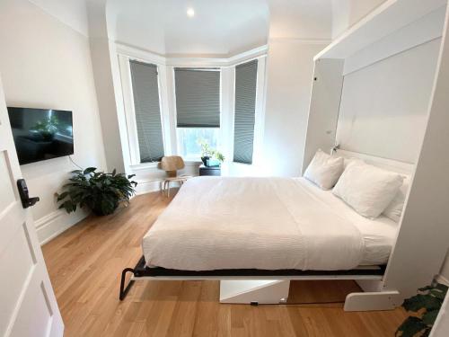 Postel nebo postele na pokoji v ubytování 4br2ba Remodeled Home In The Heart Of The Castro!