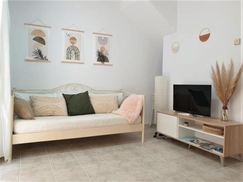 a living room with a couch and a tv at Apartamento junto a la playa en Lloret de mar in Lloret de Mar