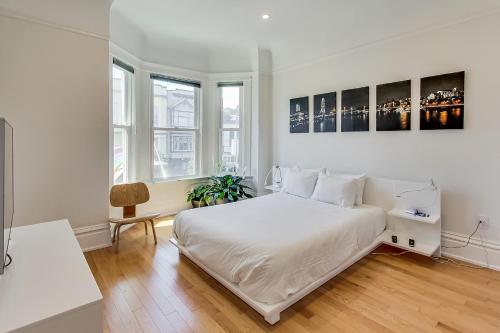 Postel nebo postele na pokoji v ubytování 4br2ba Remodeled Home In The Heart Of The Castro!