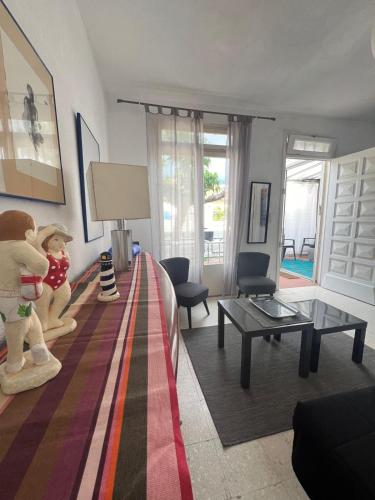 une chambre avec deux animaux en peluche assis sur un lit dans l'établissement Maison typique Canétoise, à Canet