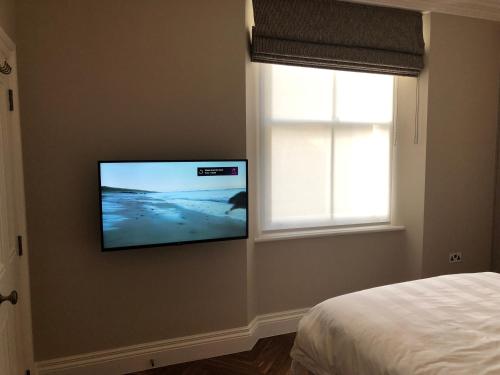 TV a/nebo společenská místnost v ubytování Homestay SW6 Near Central London! A Plus Double Bed and Private Bath