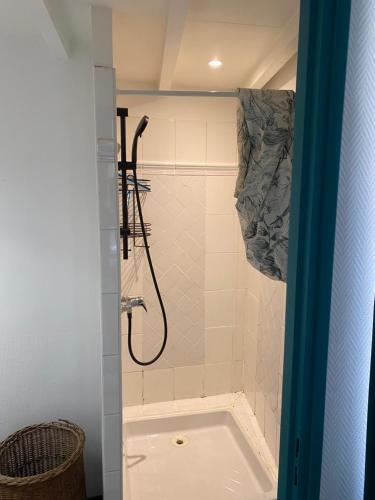 La salle de bains est pourvue d'une douche et d'une baignoire. dans l'établissement Appartement 2 pièces haussmannien, à Narbonne