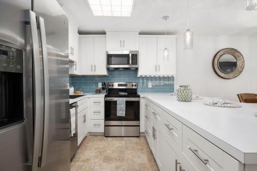 Kuchyň nebo kuchyňský kout v ubytování 2 Bedroom Bayside Condo with Pool in OCMD
