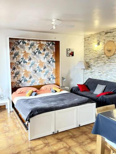 une chambre avec deux lits et un canapé dans l'établissement Le Provence 28m2 Lecques Parking-400m Plage Mer, à Saint-Cyr-sur-Mer