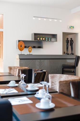 une salle à manger avec tables et chaises et un comptoir dans l'établissement Le Saint Louis, à Amiens
